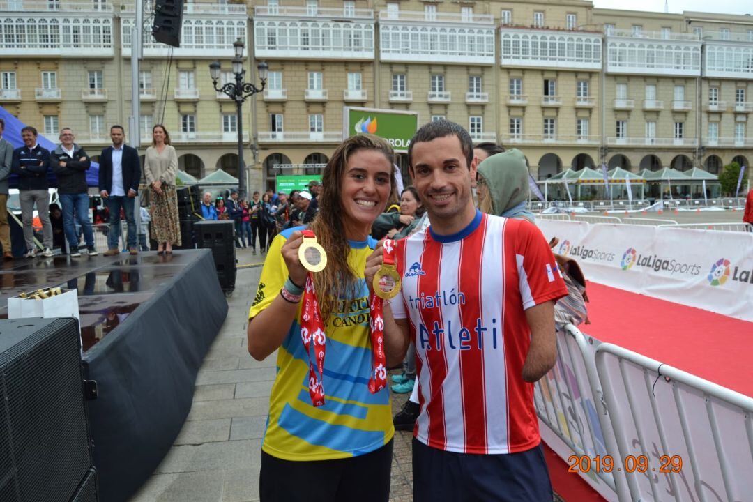 Jairo Ruiz muestra su último oro de la temporada.