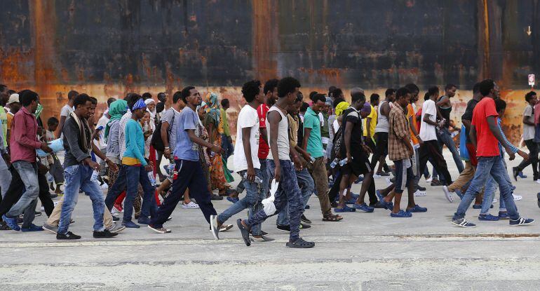 Inmigrantes desembarcando de un barco alemán en Sicilia. 