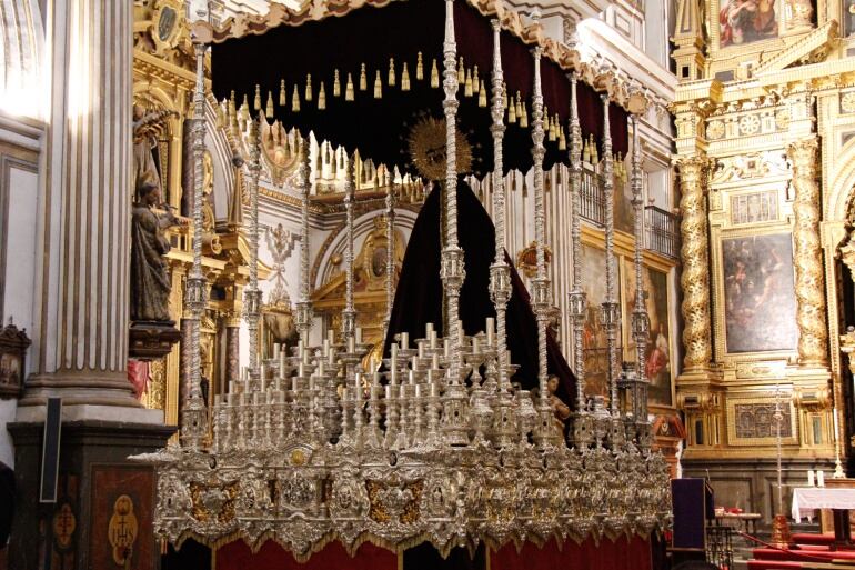 Paso de palio de la Virgen de los Remedios, obra del taller de Ramón León