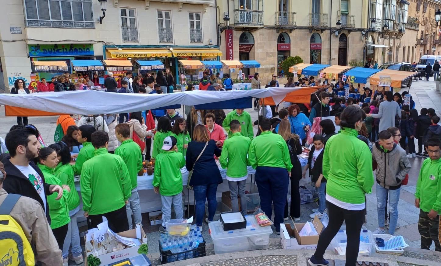 Mercadillo escolar en la Plaza de El Rosel.