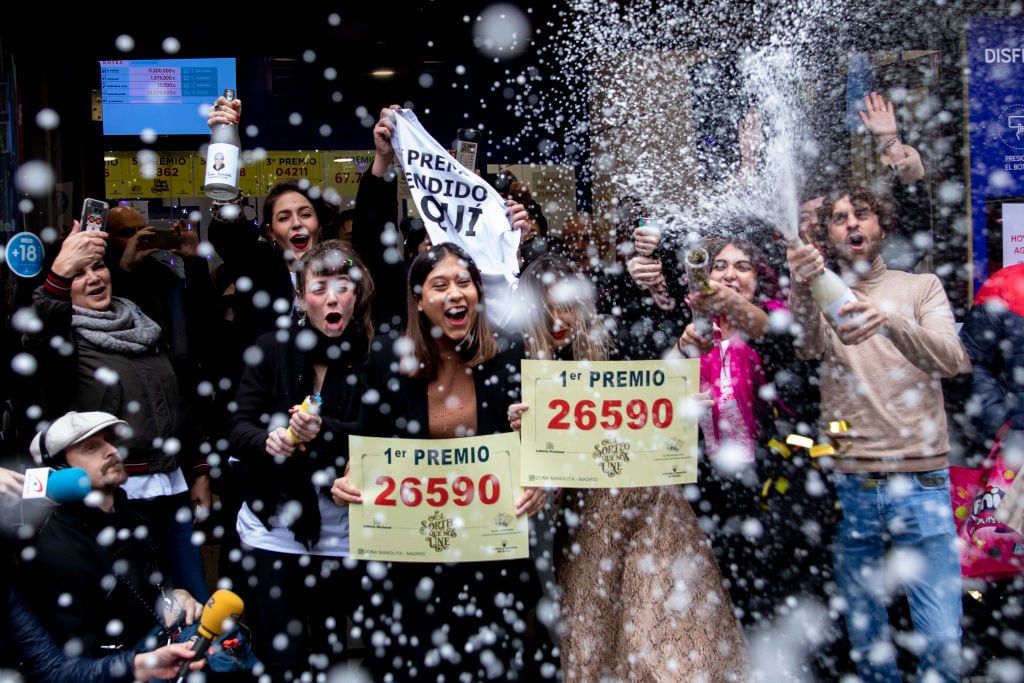 Ganadores del Gordo de la Lotería de Navidad descorchan champán.