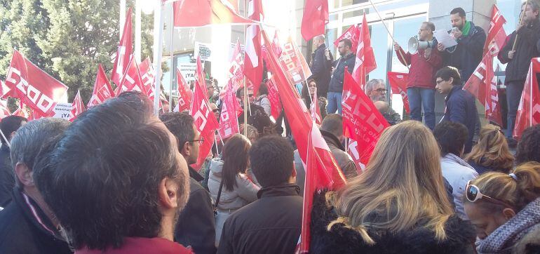 Concentración de trabajadores públicos antes las puertas de la Consejería de Administraciones Públicas en Toledo 