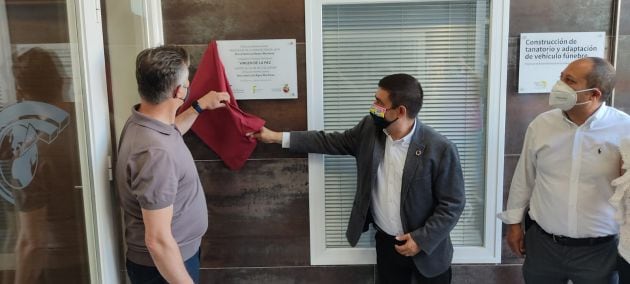 Francisco Reyes descubre la placa junto al alcalde y el promotor Miguel A. Gómez