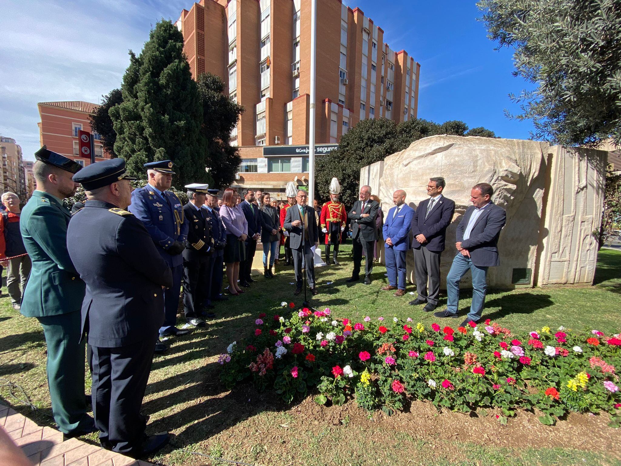 La corporación municipal en Málaga celebra el Día de Andalucía ante el monumento a Blas Infante. Ayuntamiento de Málaga.