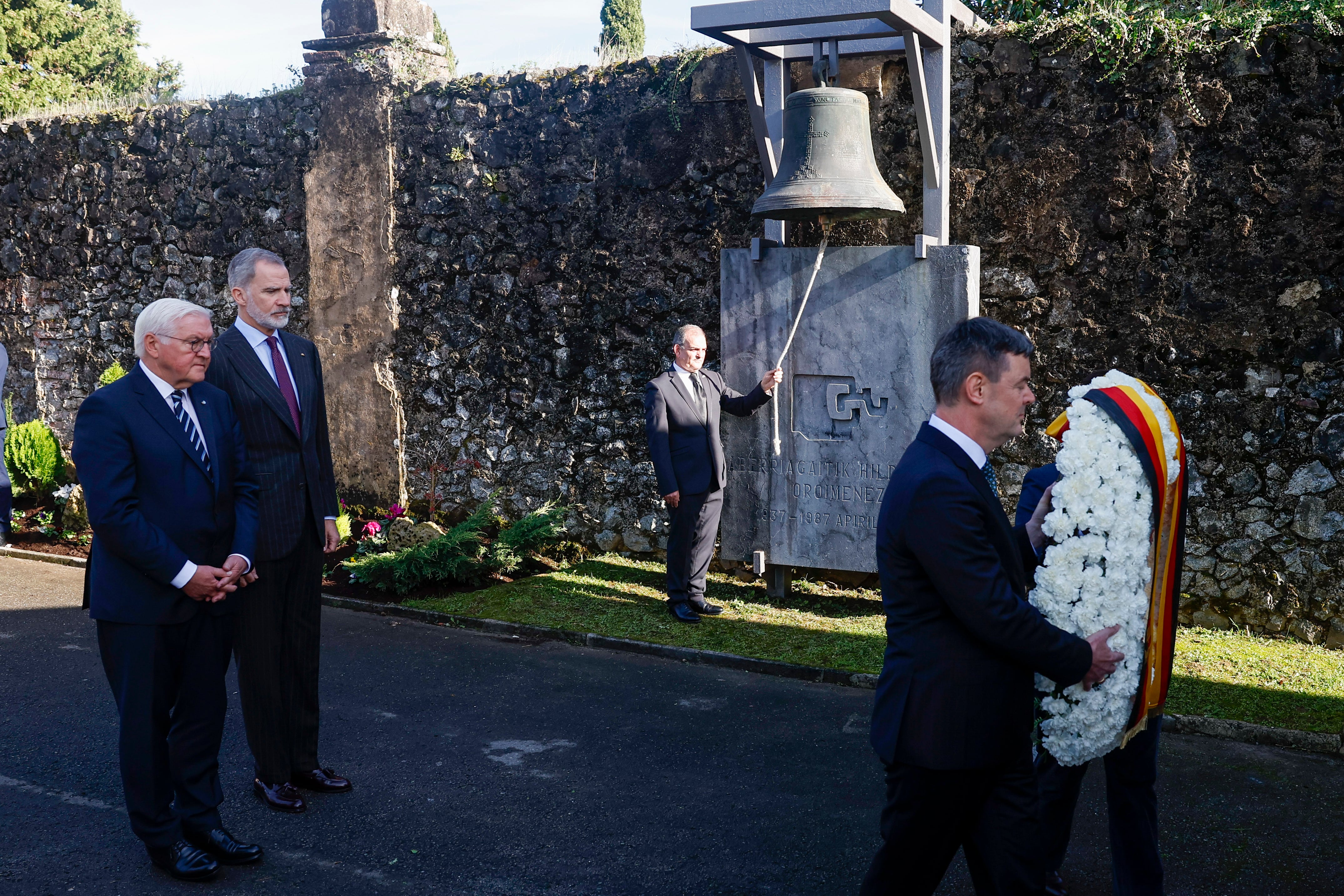 GERNIKA (BIZKAIA), 28/11/2025.- El presidente alemán,  Frank-Walter Steinmeier, acompañado por el rey Felipe VI, durante una ofrenda floral en memoria de las víctimas del bombardeo en Gernika, este viernes. EFE/ Miguel Toña POOL