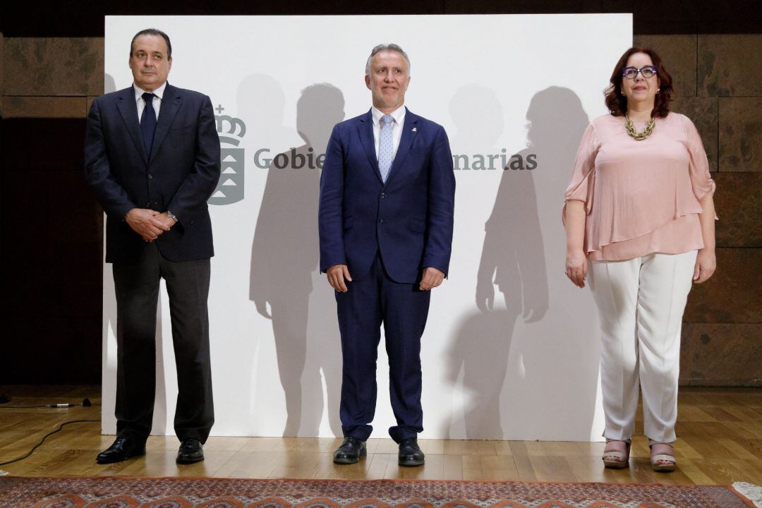 El presidente de Canarias, Ángel Víctor Torres (c), ha asistido esta tarde en Tenerife a la toma de posesión de los nuevos consejeros de Educación, Manuela Armas (d), y Sanidad, Blas Trujillo (i).