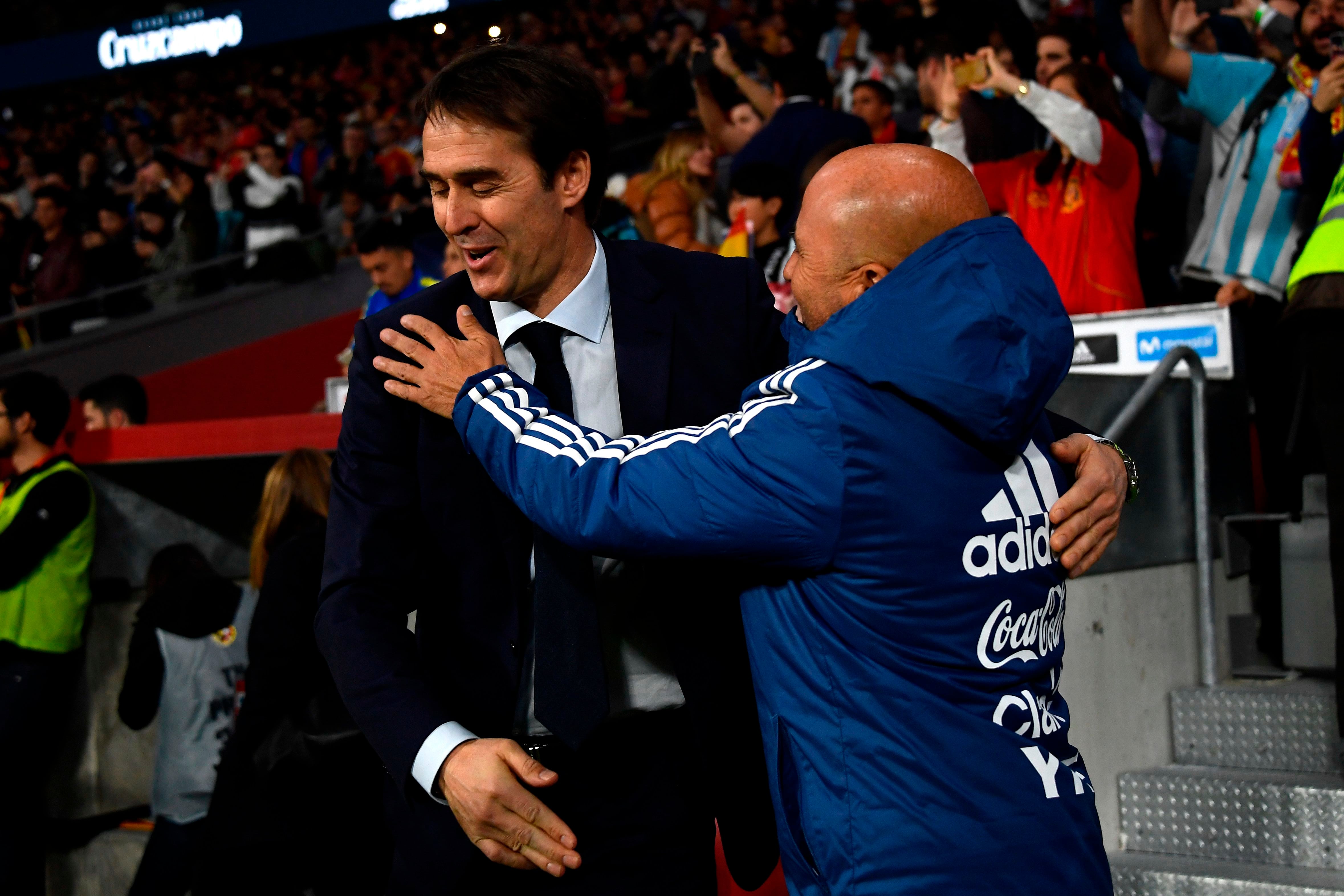 Julen Lopetegui y Jorge Sampaoli se saludan en un partido entre España y Argentina.