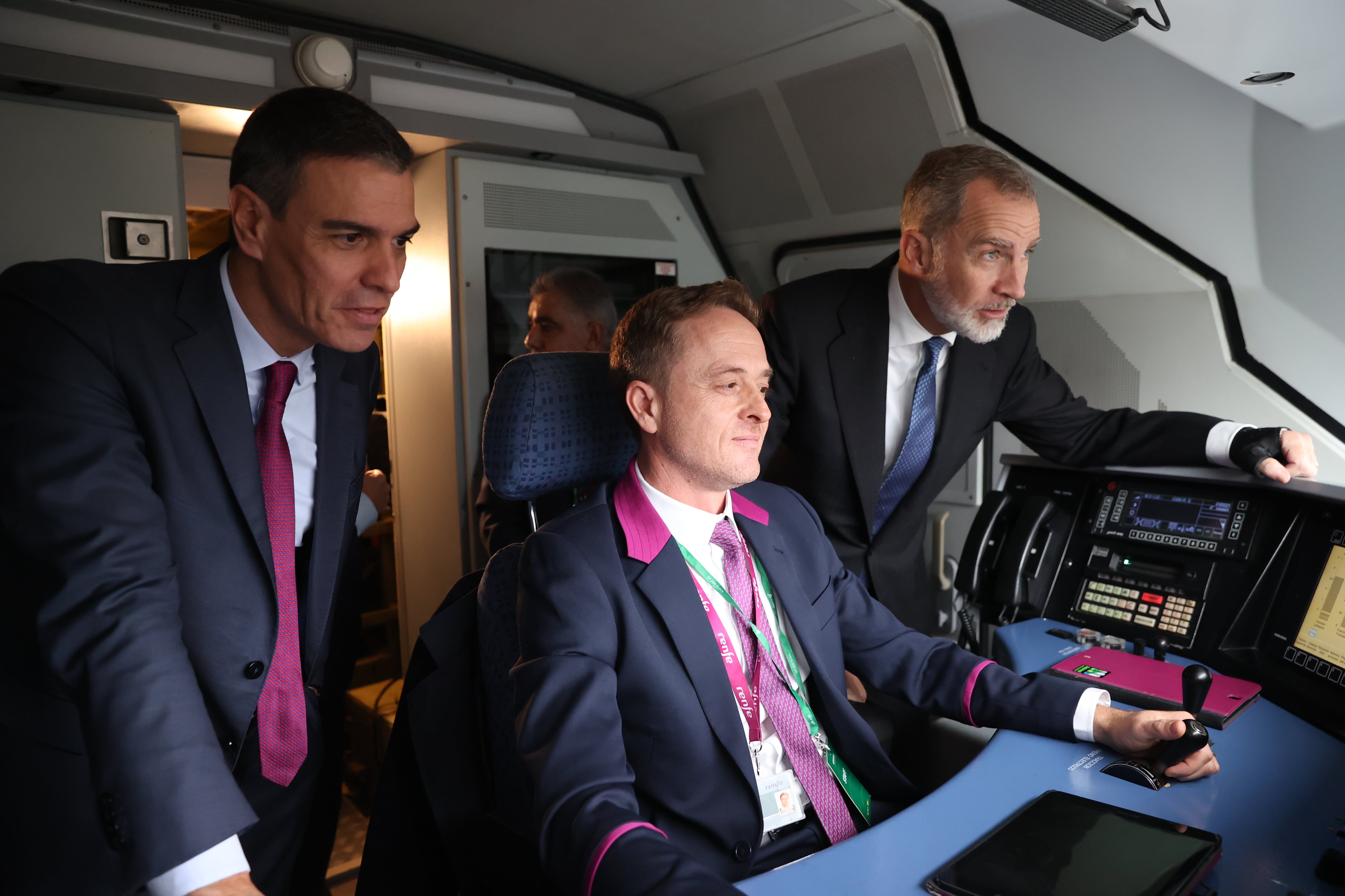 El rey Felipe VI y el presidente del Gobierno, Pedro Sánchez visitan la cabina del tren de alta velocidad entre Madrid y Oviedo