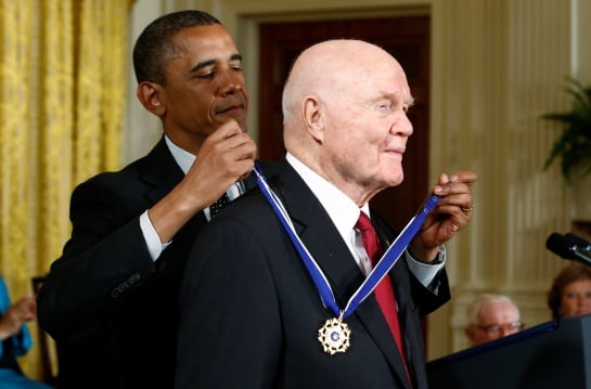 John Glenn siendo condecorado por Barack Obama en 2010