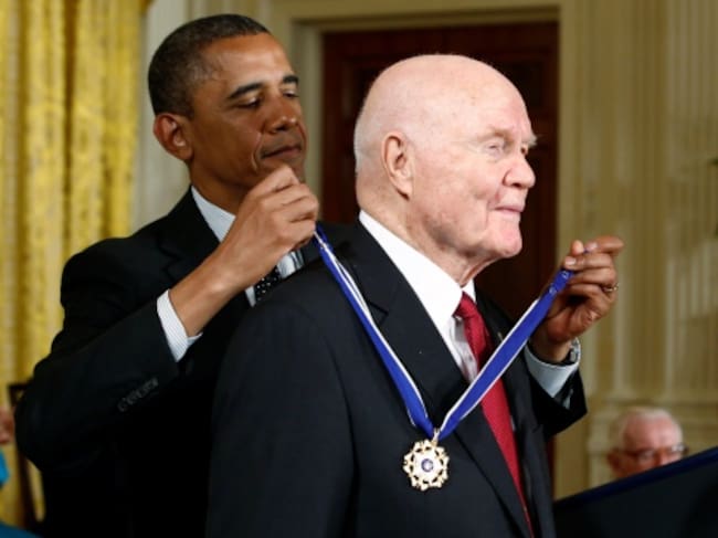 John Glenn siendo condecorado por Barack Obama en 2010
