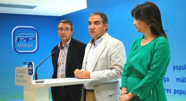 Bendodo flanqueado por miembros de su equipo en la sede del PP de Málaga