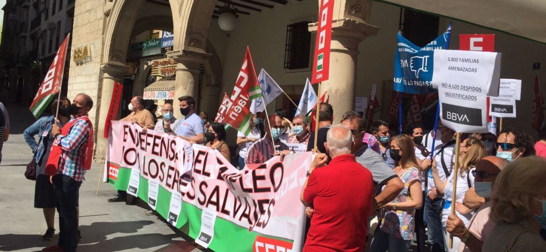 Protesta de CCOO frente a una sucursal de BBVA en la plaza Deán Mazas de Jaén.