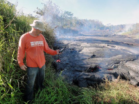 Un río de lava ameneza con destruir un pueblo de la isla de Hawái