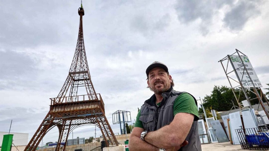 Una empresa de reciclaje y compraventa de chatarra ha levantado en Dénia (Alicante) una Torre Eiffel de 15 metros y de 3.000 kilos de hierro reciclado que intenta emular a la de París, en una construcción que cuenta con una base proporcional al monumento francés, pero que en lo alto se ha hecho &quot;más puntiaguda&quot; para dar &quot;sensación de altura&quot;.