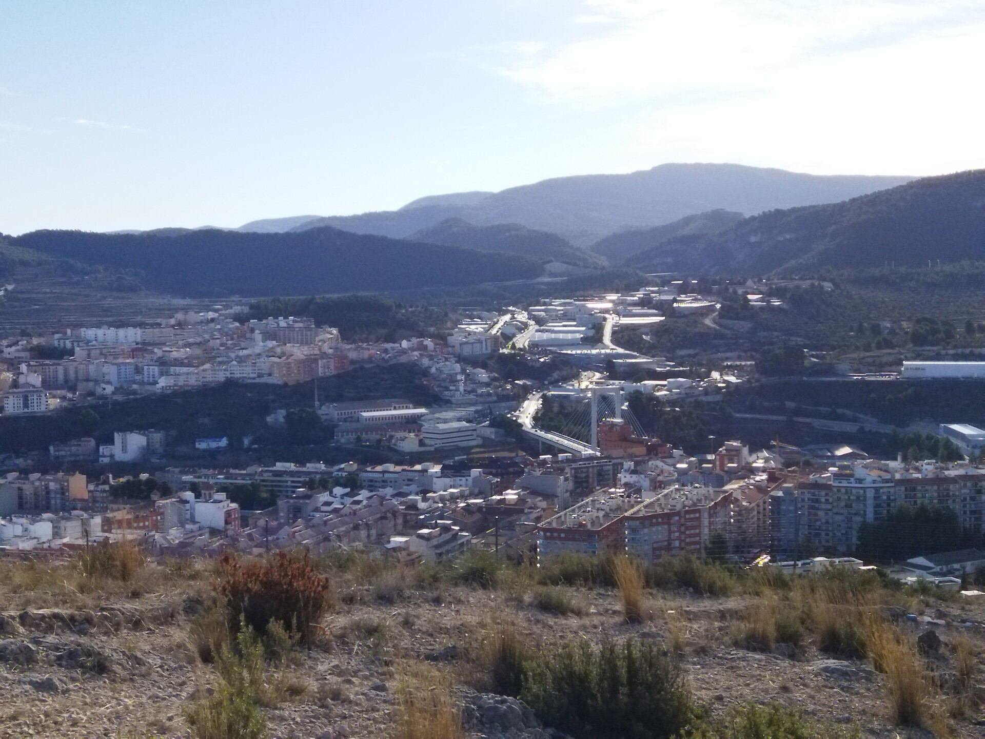 Vista de Alcoy con los polígonos de La Beniata y Santiago Payá, al fondo