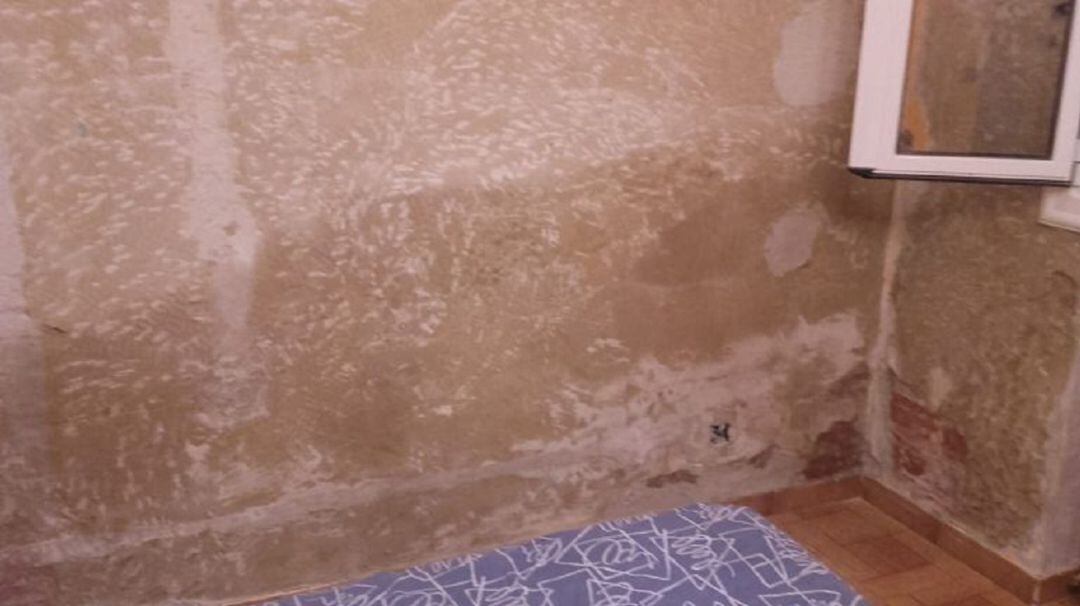 Concecuencias en una vivienda del deterioro de las tuberías en las Casas de Abella en el barrio del Ave María de Palencia