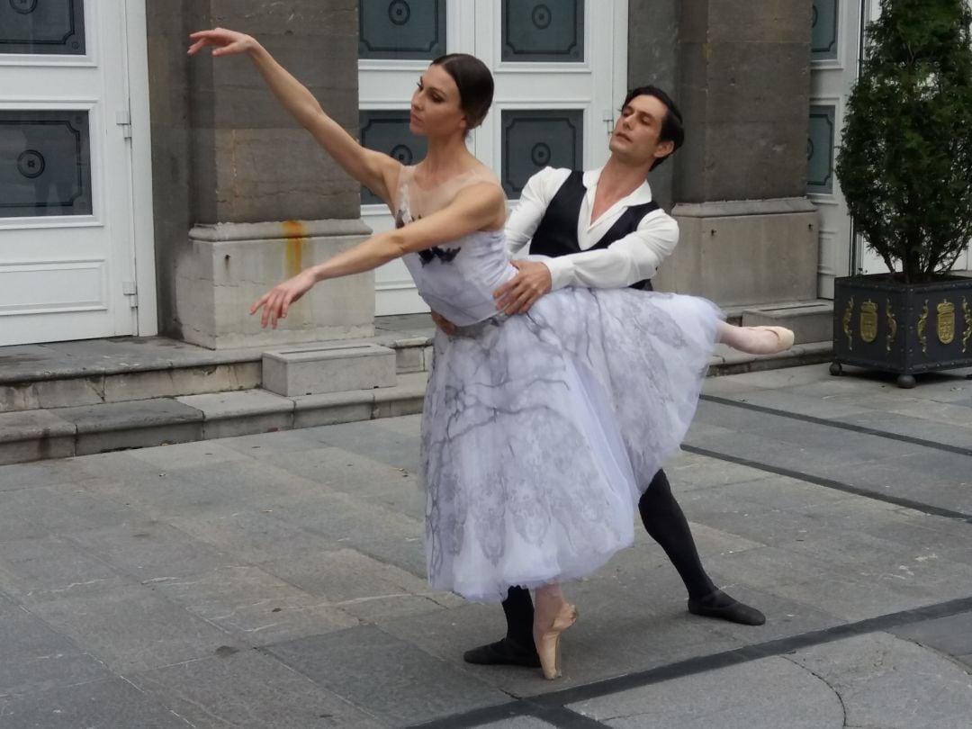 La pareja principal de la representación posa a las puertas del Teatro Campoamor