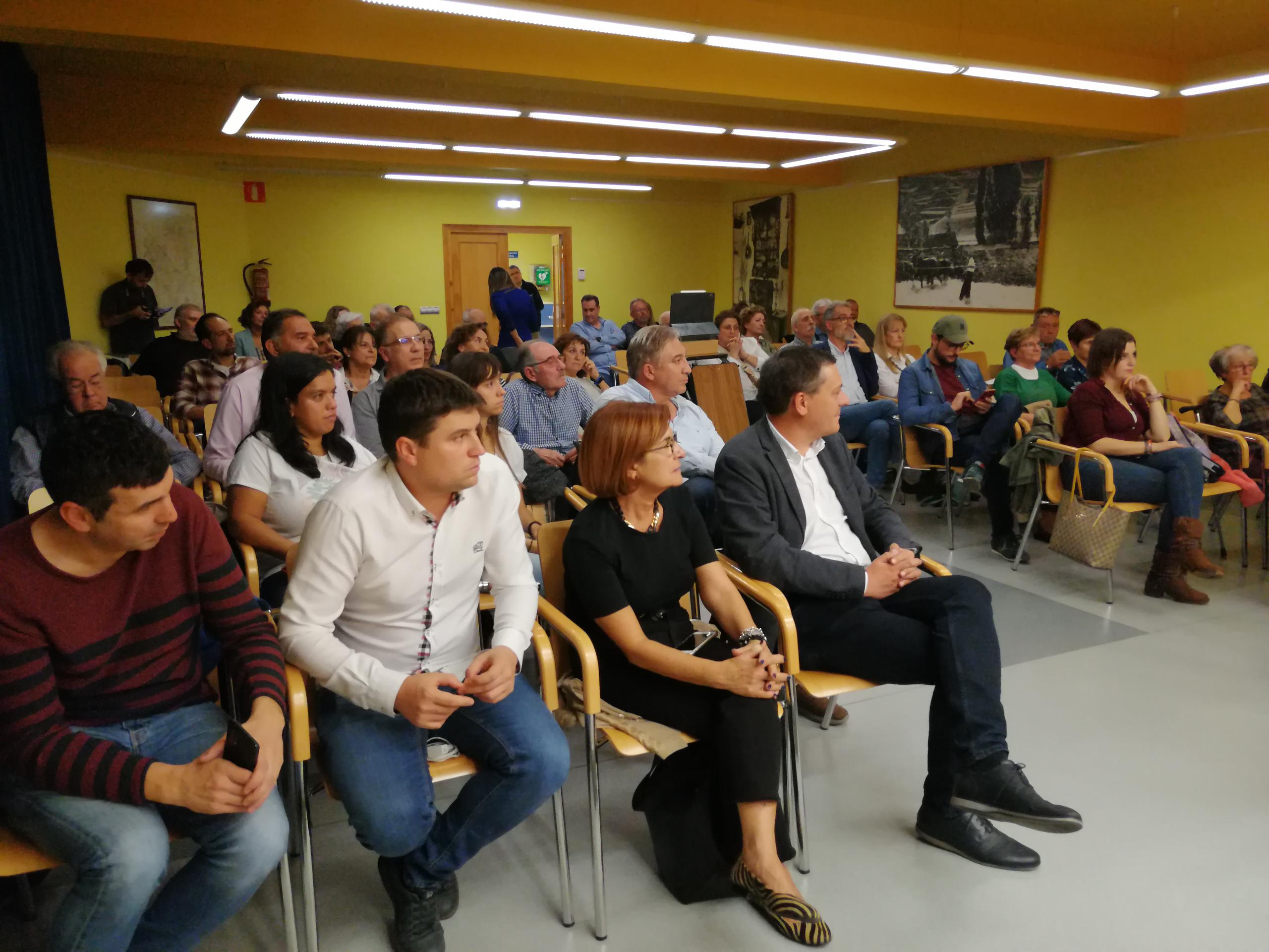 La Asamblea Local del PSOE en Jaca y compañeros de partido tras la votación