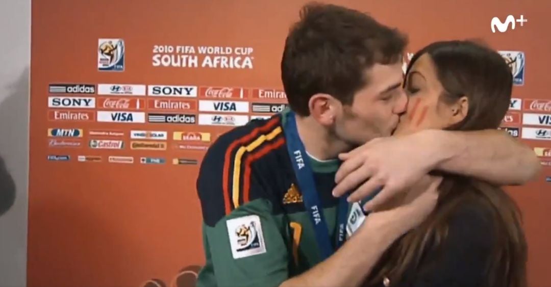Beso entre Iker Casillas y Sara Carbonero, Mundial Sudáfrica 2010. 