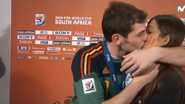 Beso entre Iker Casillas y Sara Carbonero, Mundial Sudáfrica 2010.