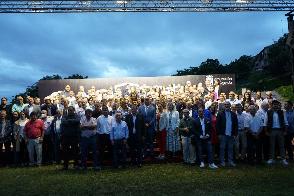 Foto de familias con los galardonados en los Premios Diputación de Segovia