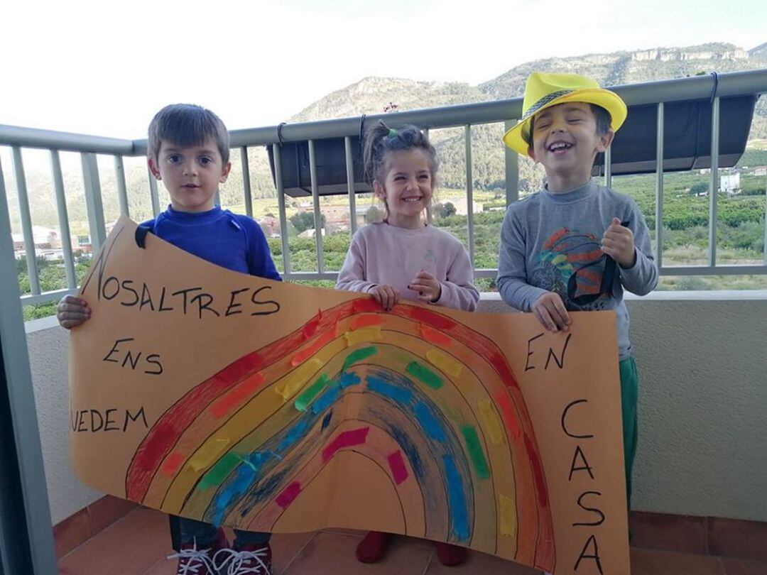 Niños en Simat que han hecho un dibujo para participar de la iniciativa municipal 