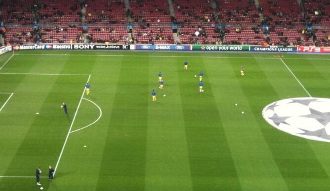 Los suplentes del Arsenal tocan el balón en los minutos previos al partido