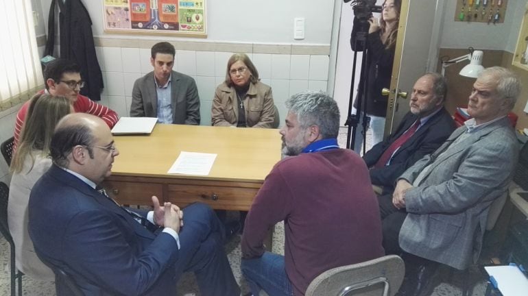 El presidente del PP de Granada Sebastián Pérez reunido con uno de los colegios concertados de Granada sin comedor escolar por problemas administrativos de la Junta