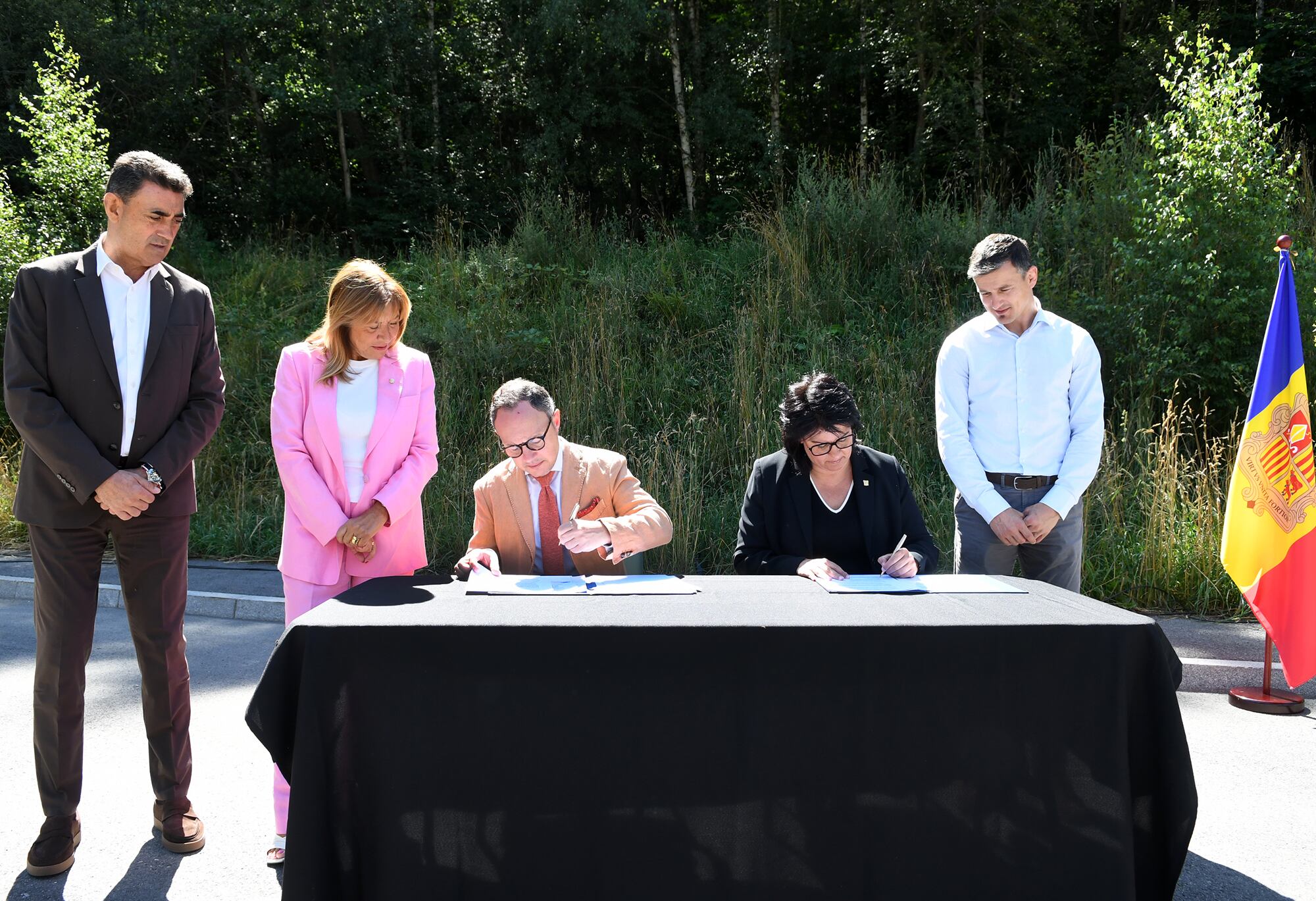 El cap de Govern, Xavier Espot, i la cònsol major de la Massana, Eva Sansa, signant el conveni de cessió de la parcel·la