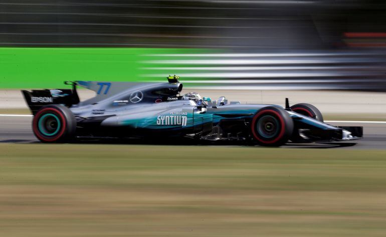 Valtteri Bottas (Mercedes) durante el primer ensayo.