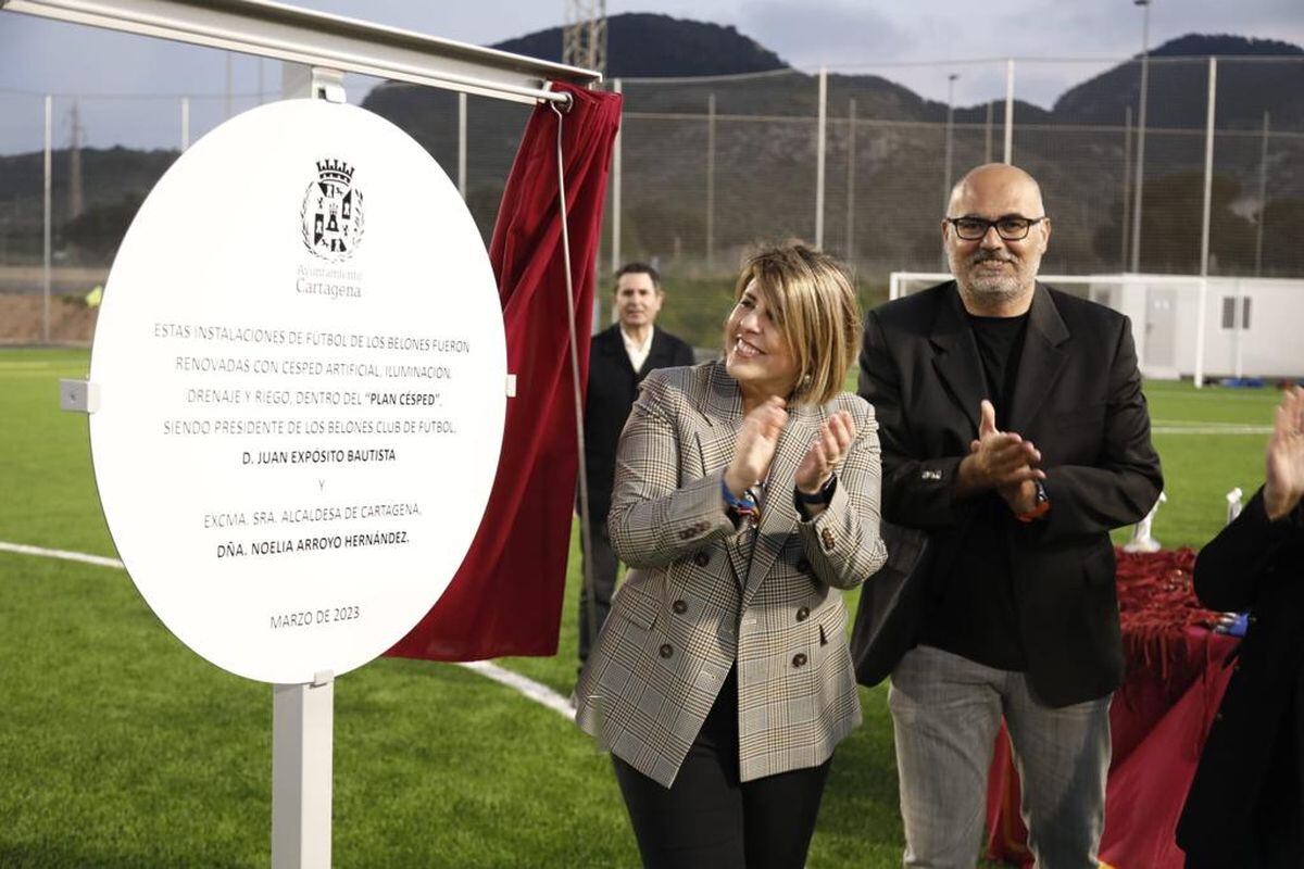 La alcaldesa, Noelia Arroyo, junto al presidente del club, Juan Expósito