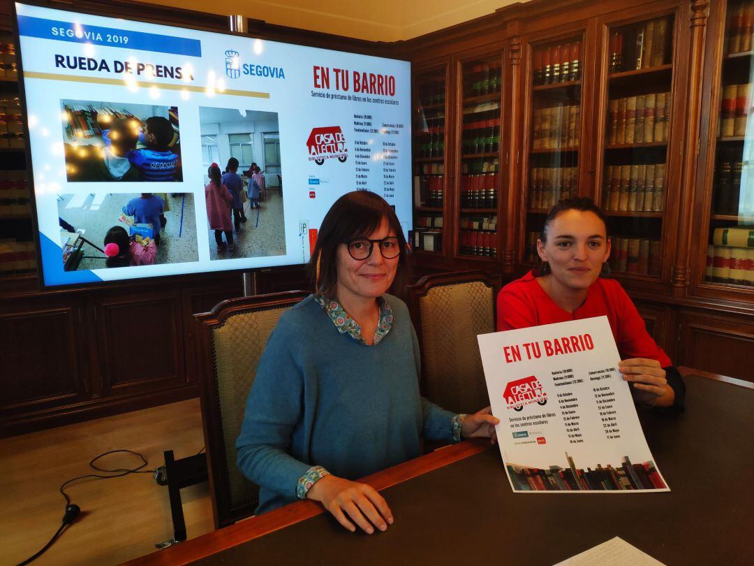 La concejala de cultura Gina Aguiar con la responsable de la Casa de la Lectura, Cristina Rodríguez, durante la presentación del servicio de préstamos de libros