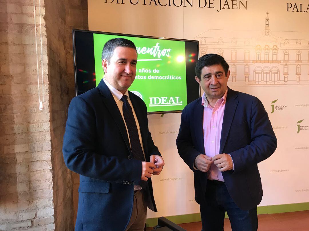 El director de Ideal Jaén, José Luis Adán (izqda), y el presidente de la Diputación de Jaén, Francisco Reyes.