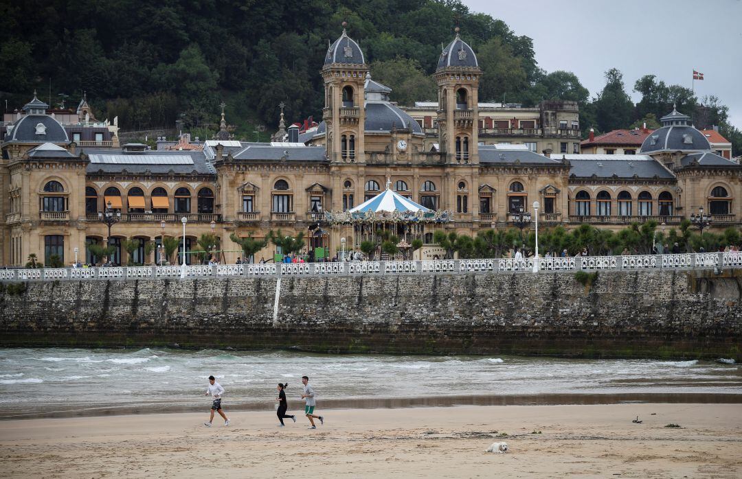 Vista del Ayuntamiento de San Sebastián desde la playa de La Concha.