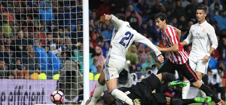  El delantero del Real Madrid Morata (i) marca el segundo gol ante el Athletic de Bilbao, durante el partido de la novena jornada de Liga en Primera División que están disputando esta noche en el estadio Santiago Bernabéu, en Madrid.