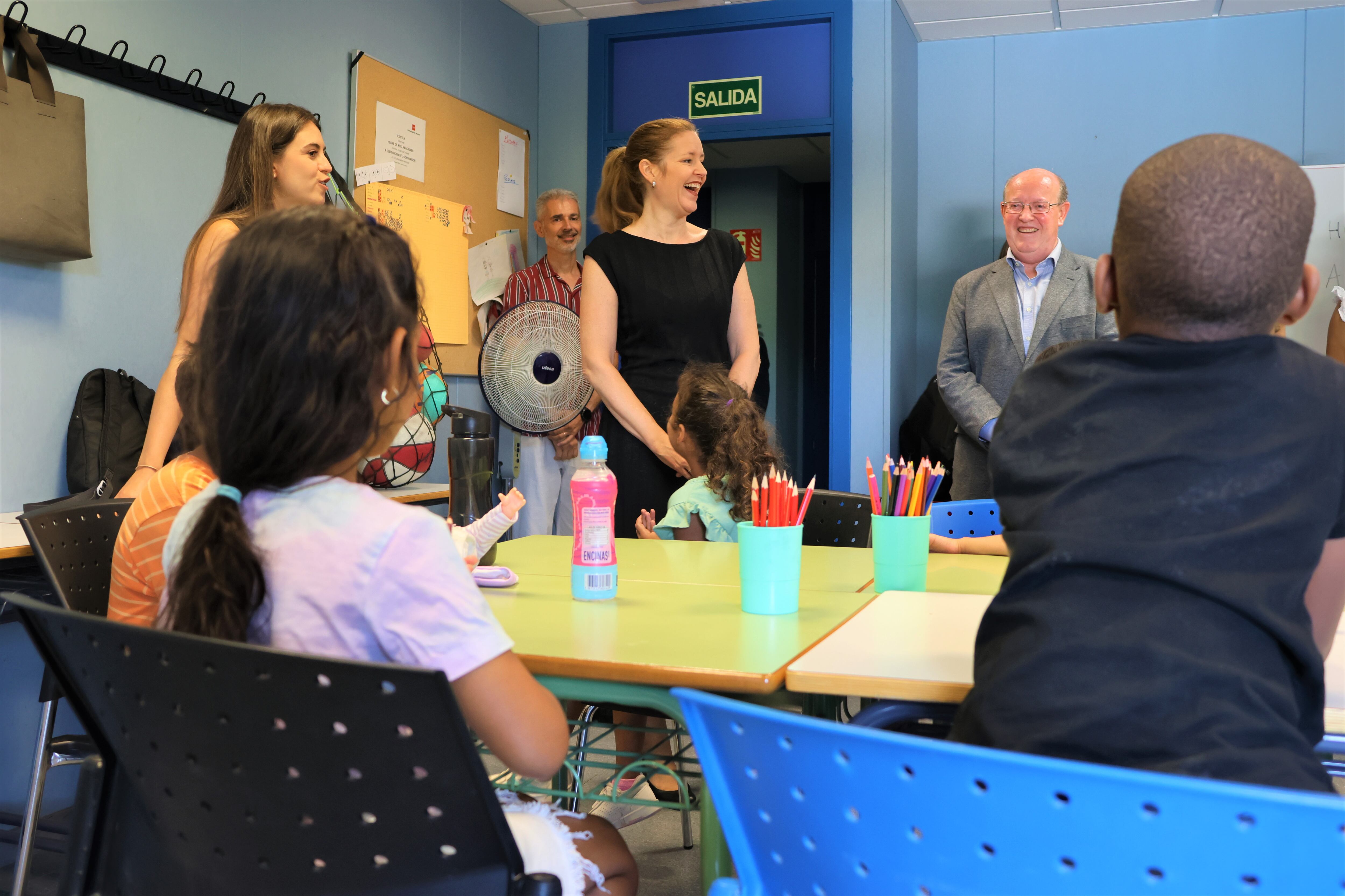 La Consejera de Servicios Sociales, Ana Dávila y el alcalde de Algete, Fernando Romo visitando un programa de intervención integral a menores