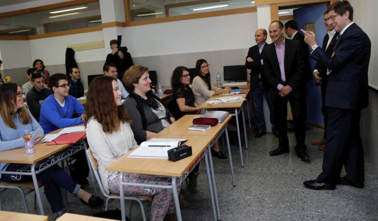 El presidente de Bankia, Jose Ignacio Goirigolzarri (d), ha visitado hoy en Mislata (Valencia) a los alumnos de Centro de Formación Profesional Dual Bankia. 