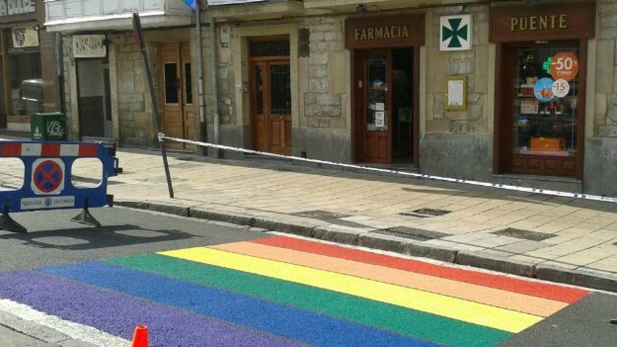 Vitoria celebra el orgullo gay con el arco iris de peatones