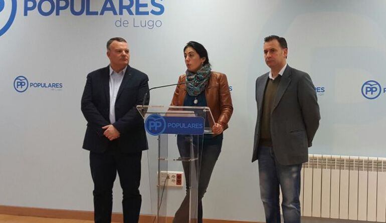 La portavoz del PP en la Diputación, Elena Candia, con el viceportavoz, Carlos Armesto (izquierda)