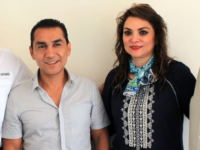 El ex alcalde de Iguala, Jose Luis Abarca, junto a su esposa María de los Ángeles Pineda durante un acto en el Palacio Municipal de la ciudad