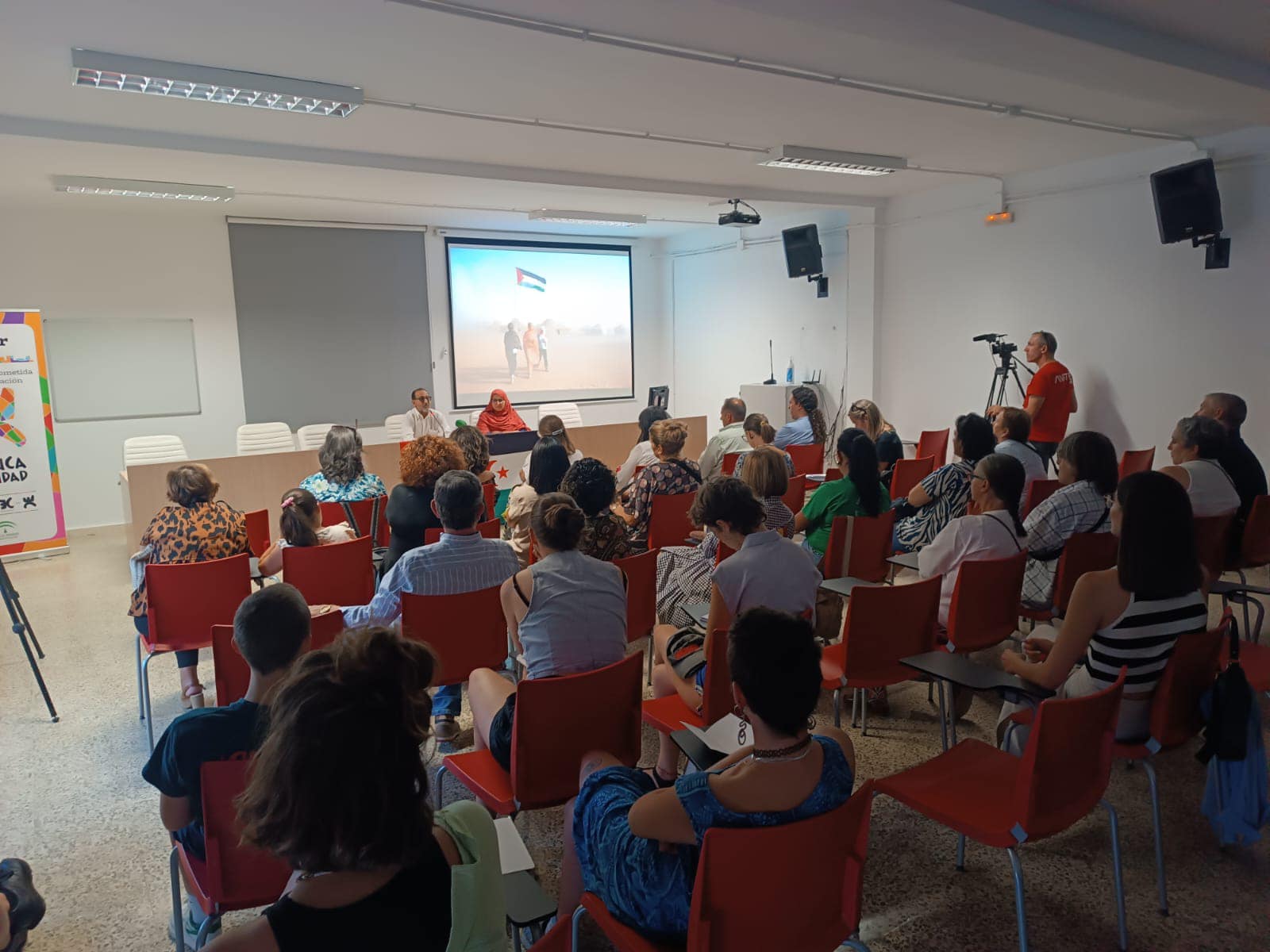 Aspecto que presentaba la Sala de Conferencias de la Casa de la Juventud, durante la charla de Mohamed Salam