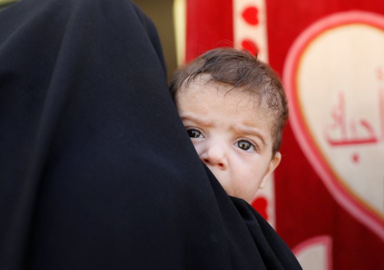  Una mujer hace cola en el hospital militar de al Zanjili en Mosul, para que los médicos vean a su hijo