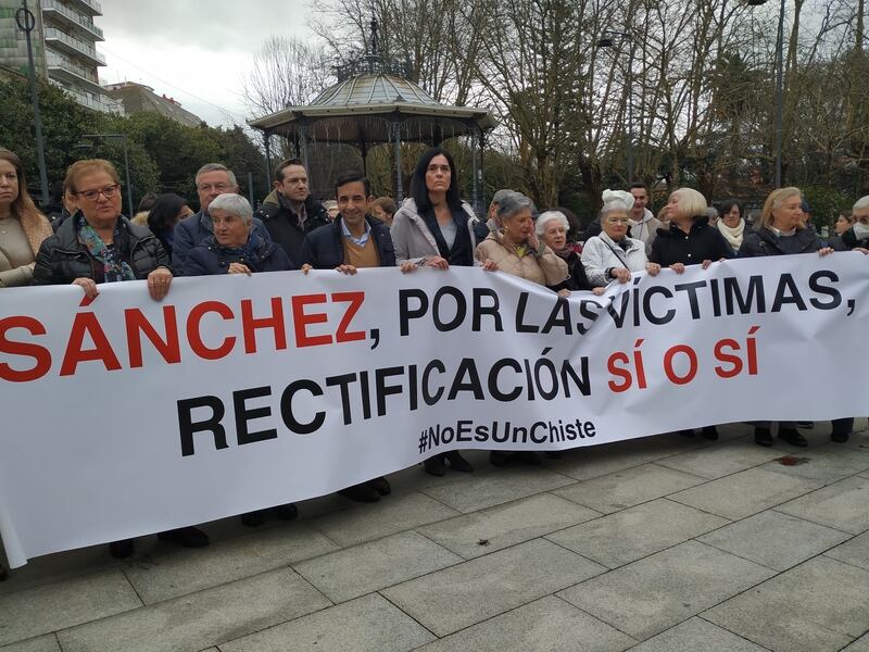 La concentración se ha realizado en la plaza de la Constitución con la presencia de la secretaria general del PPdeG