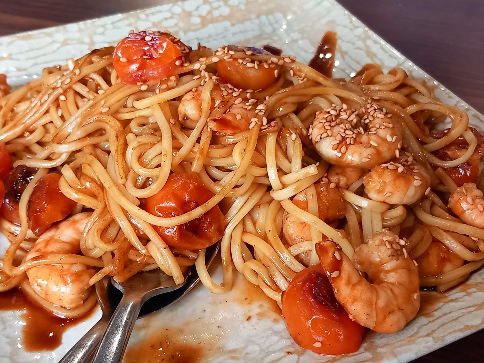 Wok de noodles con langostinos y cherry