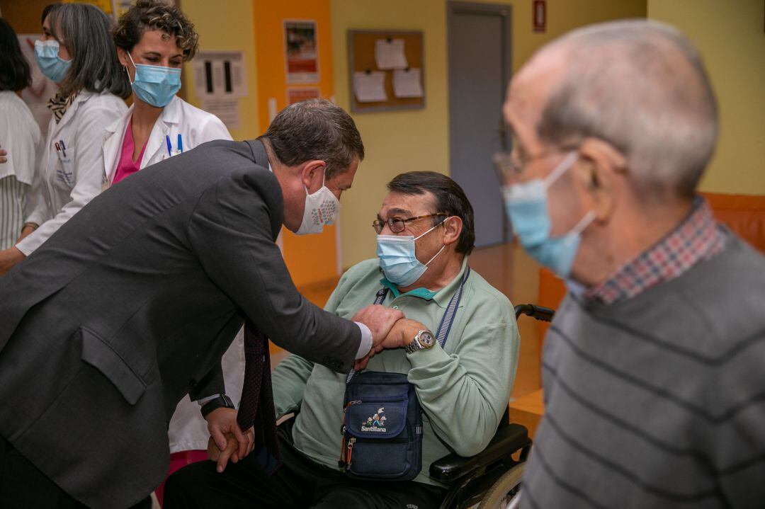 Emiliano García-Page, saludando a un usuario de la Residencia de Mayores &quot;Pocitas del Prior&quot; de Puertollano