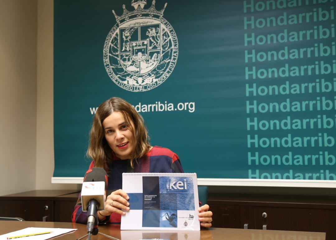 María Serrano, delegada de Comercio, presentando en nuevo Plan de Dinamización del Comercio Local.