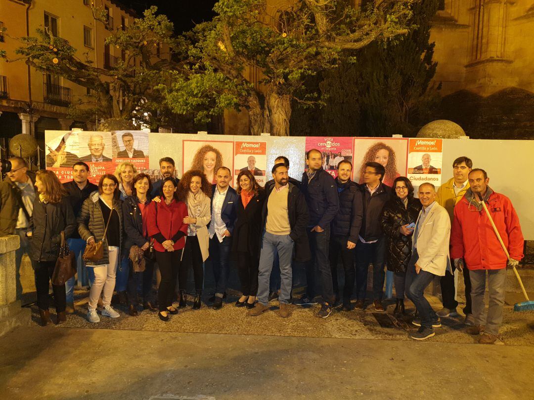 El equipo de Ciudadanos durante la pegada de carteles en la Plaza Mayor de Segovia