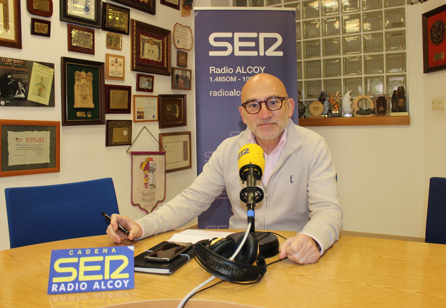juanjo Garrido, director del Economato de Cáritas, en el estudio central de Radio Alcoy