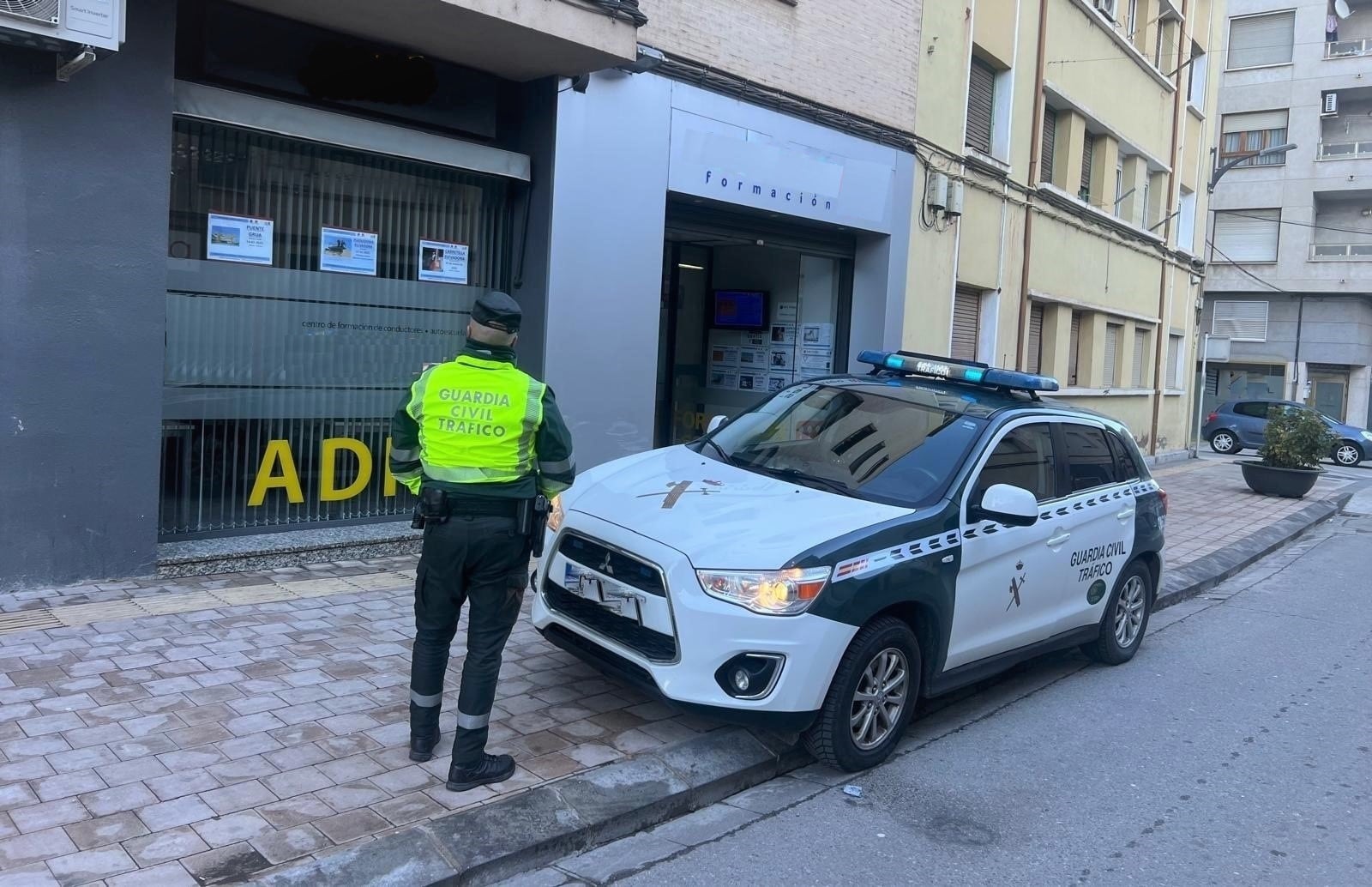 Agentes de la Guardia Civil revisando los centros de formación