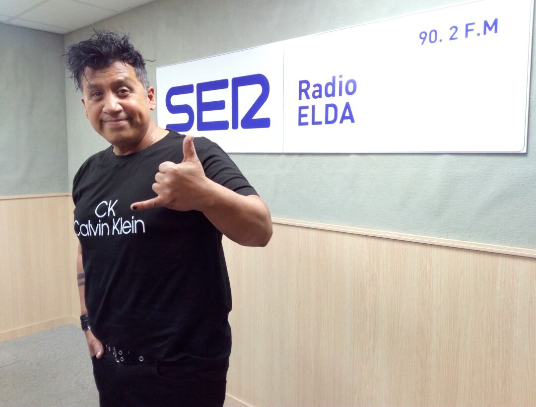 El cantate y productor hispano argentino Leo Falcone, en el estudio de Radio Elda SER